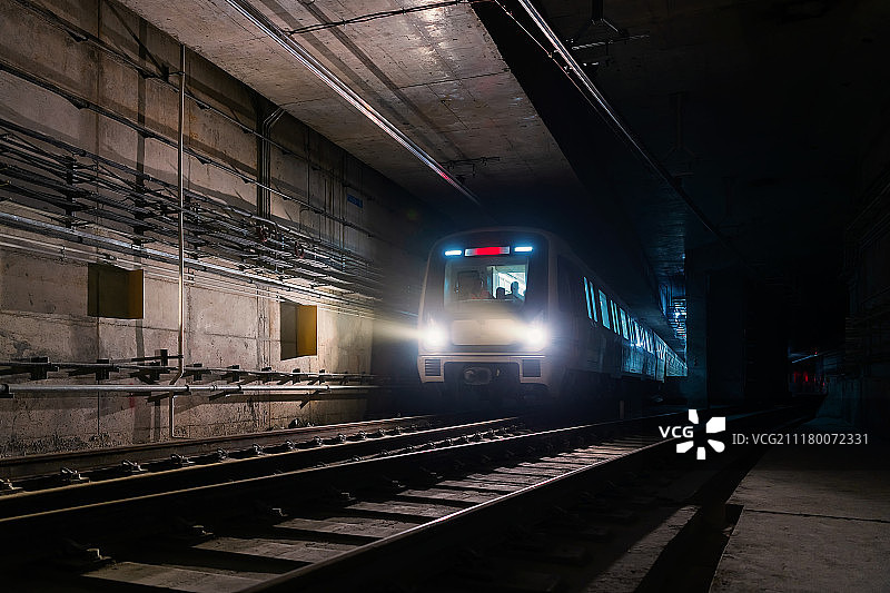 隧道中飞驰的列车图片素材