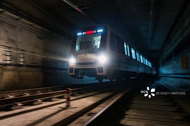 隧道中飞驰的列车图片素材