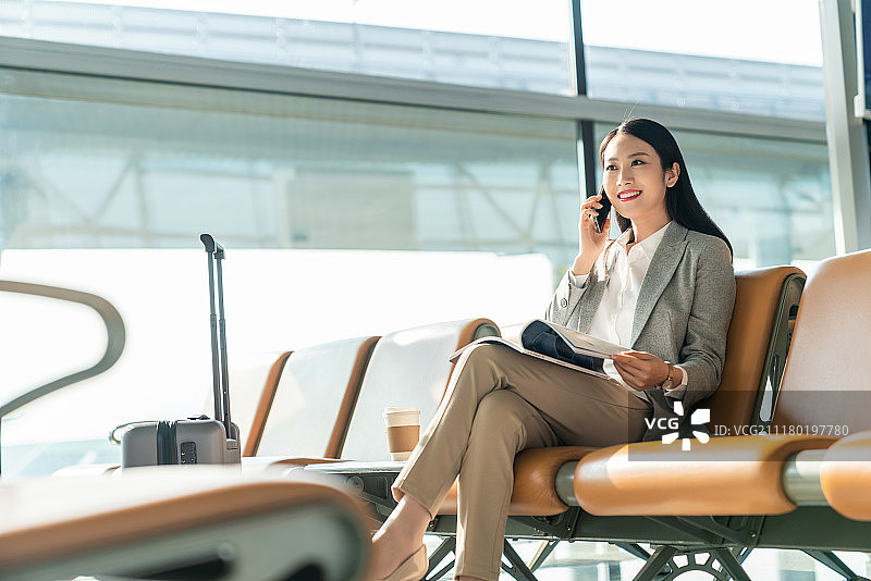 商务女士在机场候机打电话图片素材