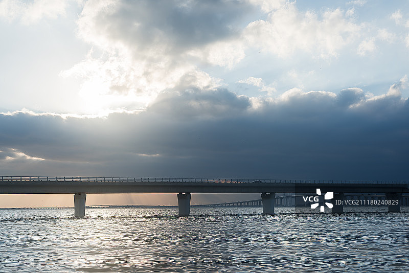 落日时的青岛胶州湾跨海大桥图片素材