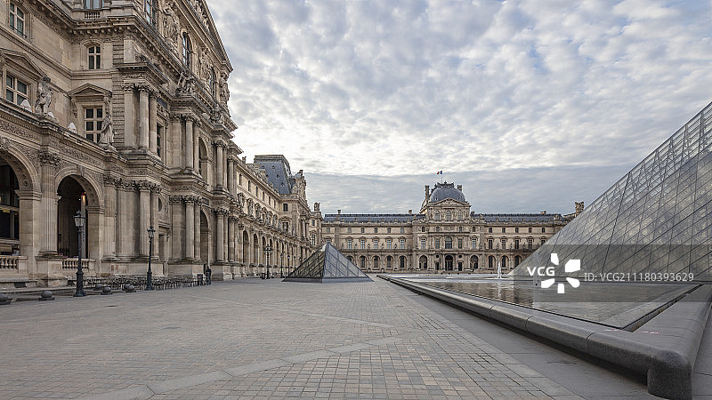 清晨卢浮宫图片素材