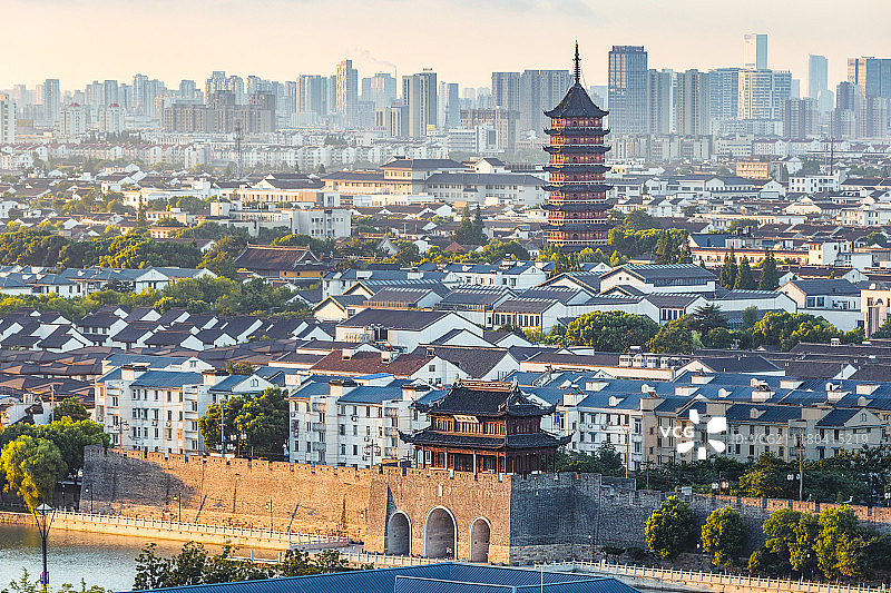 苏州都市建筑中的报恩寺图片素材