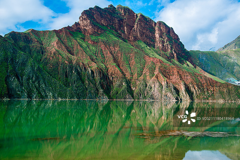 青山倒映在湖泊中图片素材