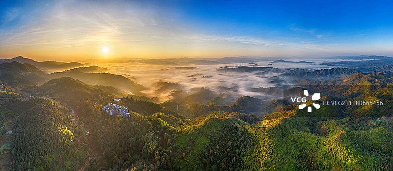 广东南雄日出时分山里的云海和小村图片素材