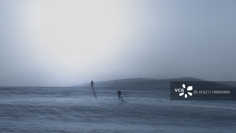 侧面走向光明图片素材