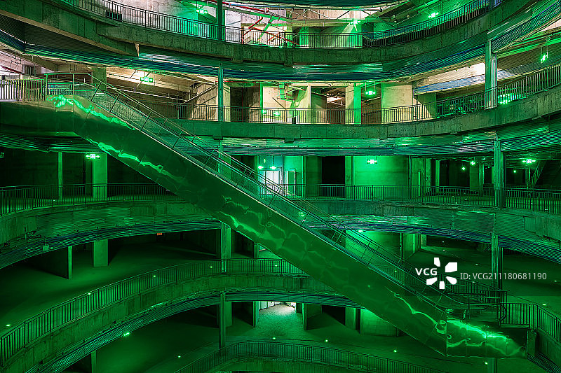 废弃的商业建筑室内夜景图片素材