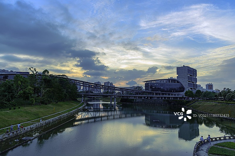夕阳下的南山西丽大学城图片素材