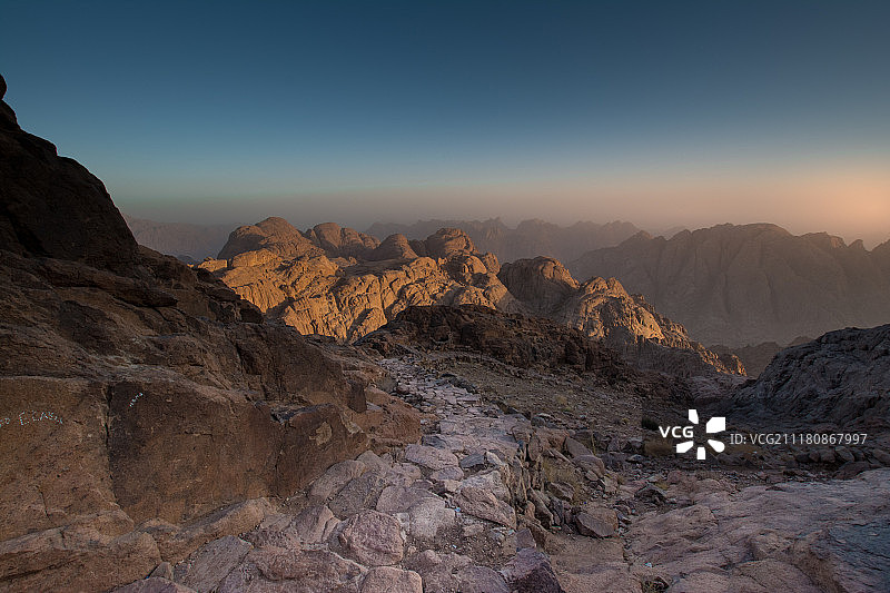黎明时分的山脉图片素材