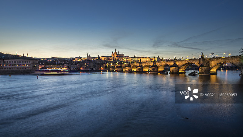日落时分，河流上的桥梁老城景观图片素材