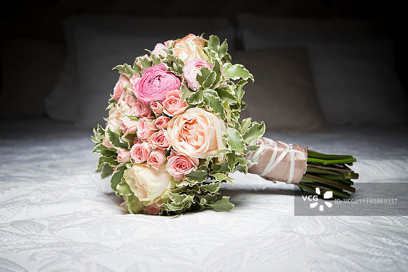 床上的玫瑰花束图片素材