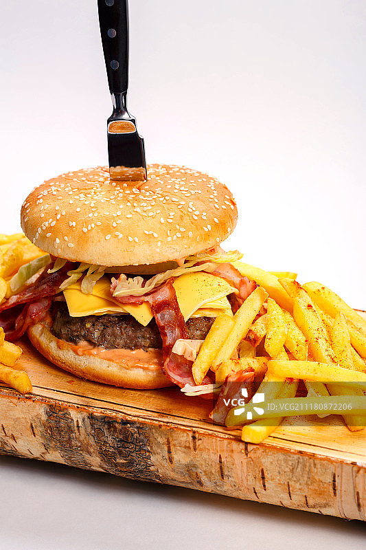 牛肉汉堡和炸土豆图片素材