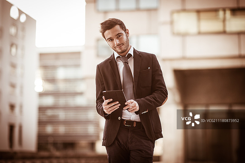 使用平板电脑的商人肖像图片素材