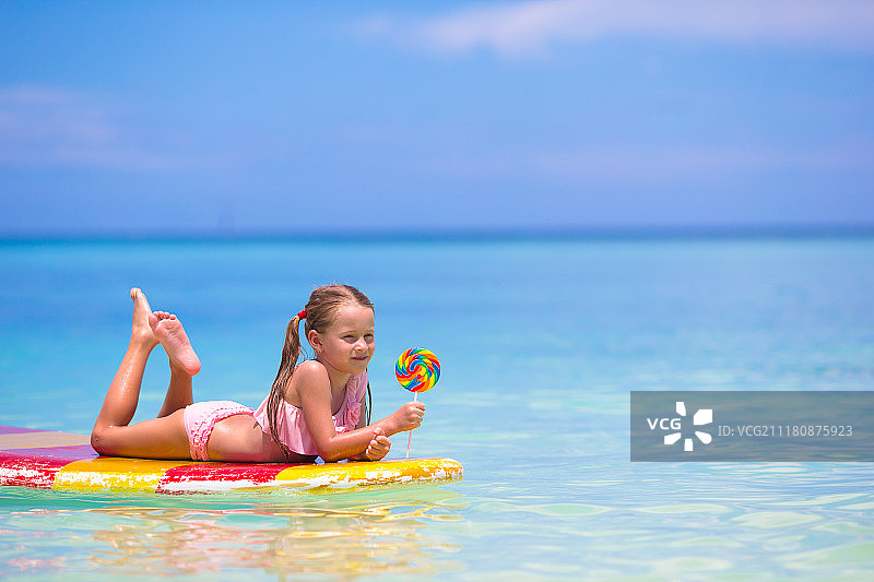女孩在冲浪板上放松图片素材