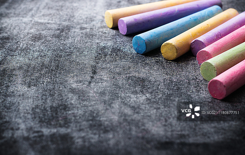 旧黑板上的粉笔图片素材