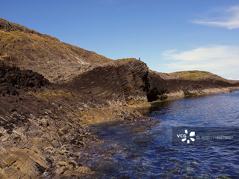 苏格兰斯塔法岛内赫布里底群岛的海岸线图片素材