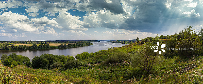 草地间的河流景观图片素材