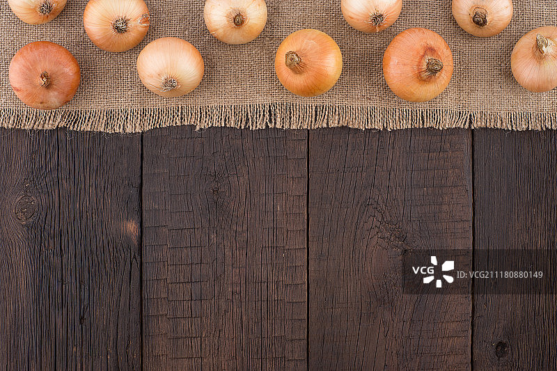旧木桌上的洋葱图片素材