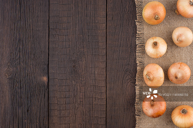 旧木桌上的洋葱图片素材