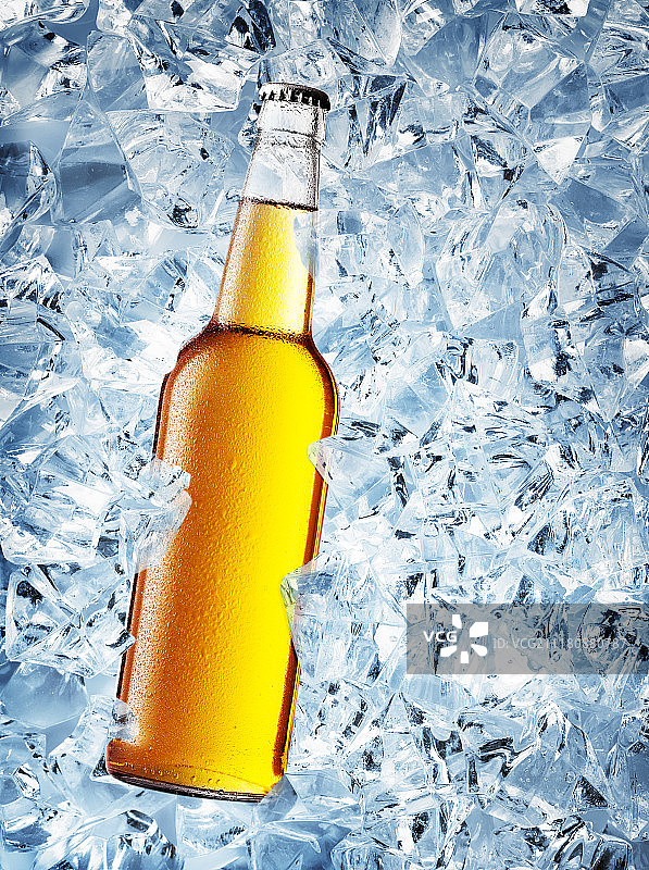 带水珠的黄色啤酒瓶图片素材