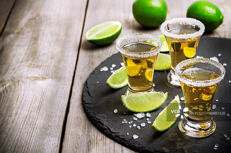 墨西哥龙舌兰酒金色酒杯图片素材