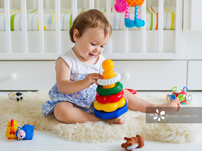 在托儿所玩益智玩具的女婴图片素材