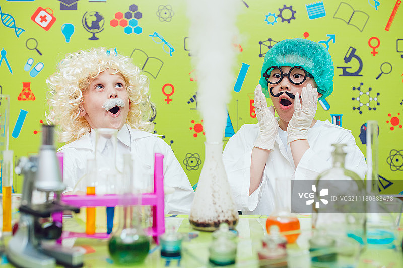 两个男孩在实验室做化学实验图片素材