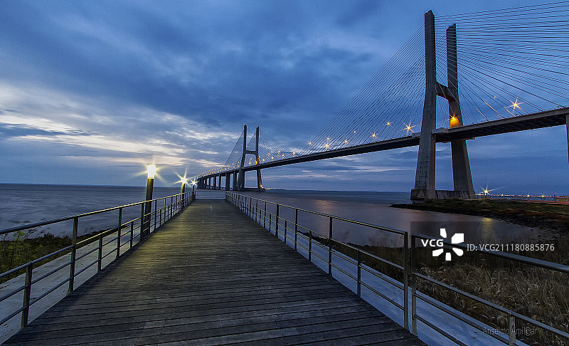 日出时分的悬索桥风景图片素材