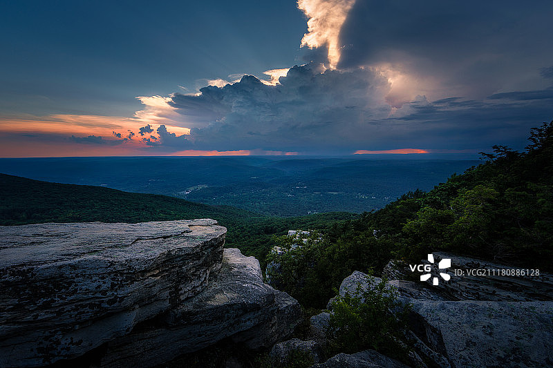 酝酿中的风暴图片素材