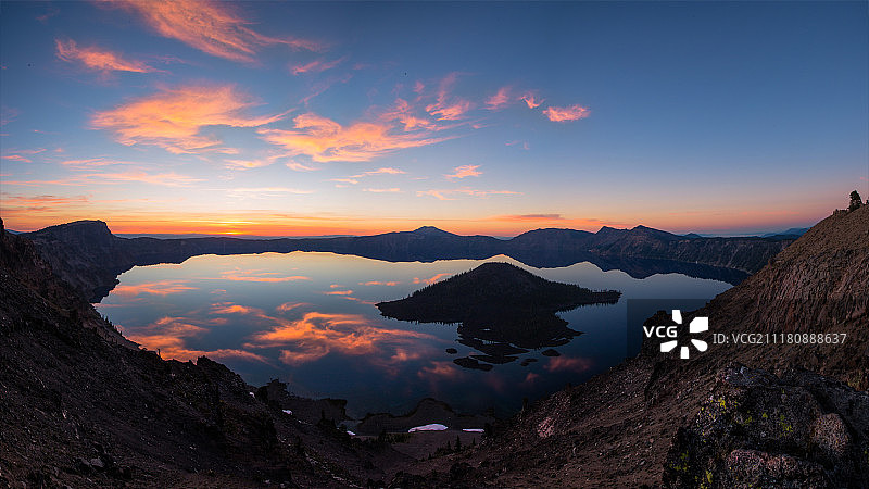 火山口湖日出图片素材