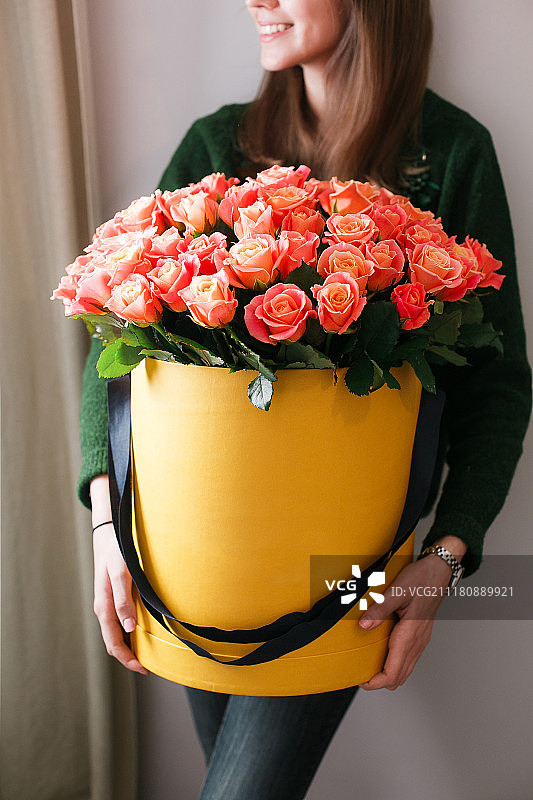 女人提着一桶玫瑰图片素材