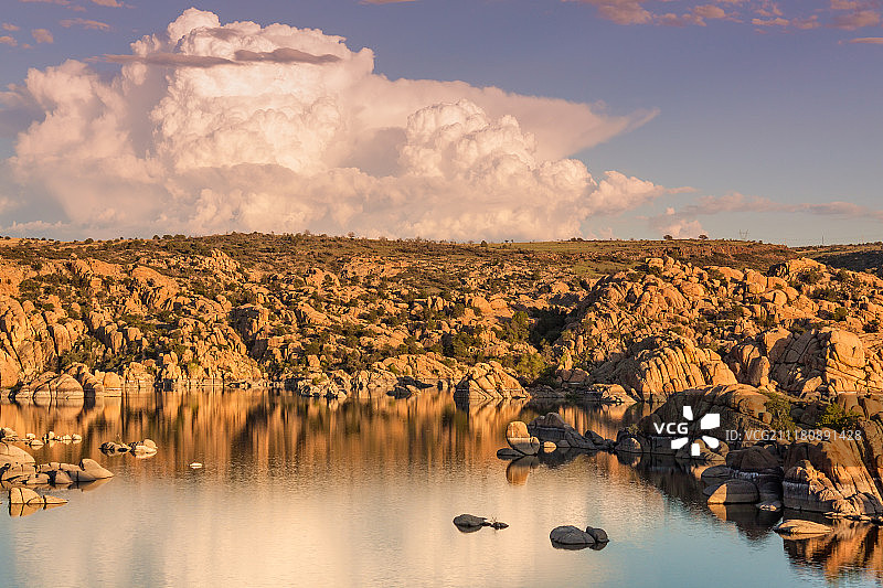 沃森湖上空的暴风云图片素材