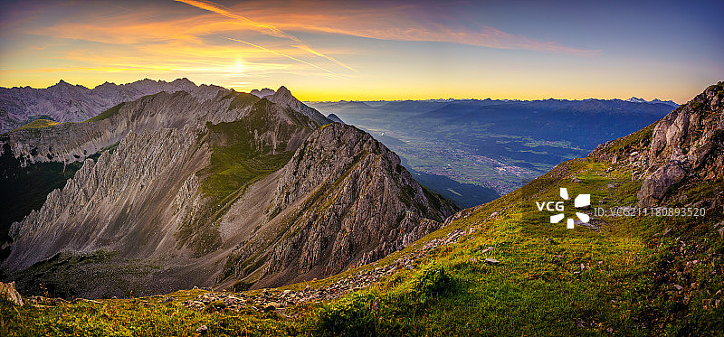 因河谷日出图片素材