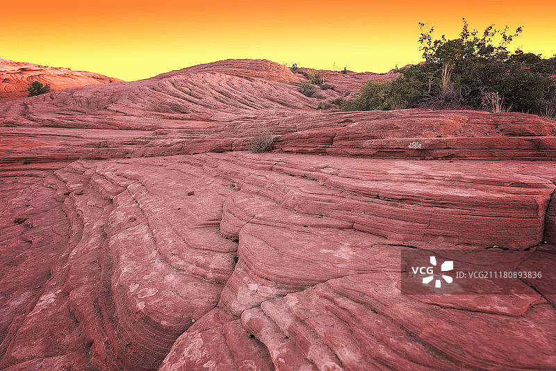 夏季天空映衬着彩色砂岩，石化沙丘和山脊的图案图片素材