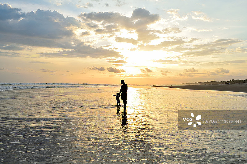 日落时分的一家人图片素材