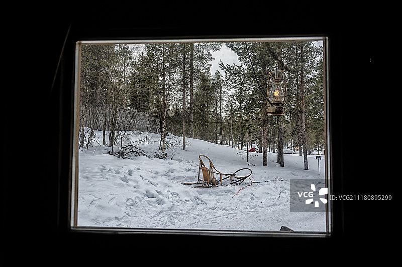 从窗户滑雪橇图片素材