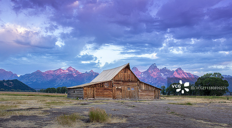 莫尔顿谷仓日出图片素材