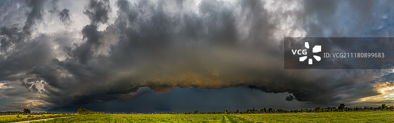 雷霆逼近图片素材