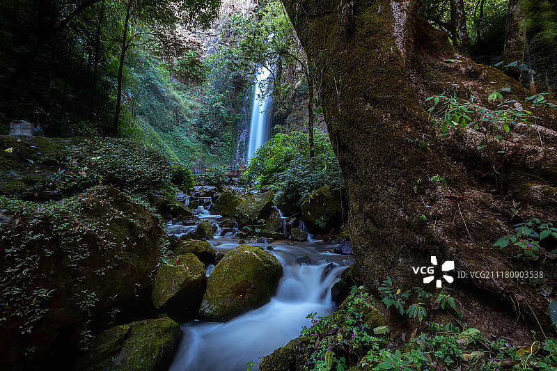 云南瑞丽户外山间瀑布图片素材