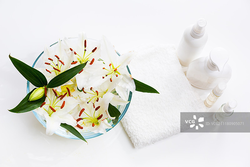 碗中白色百合花与毛巾图片素材