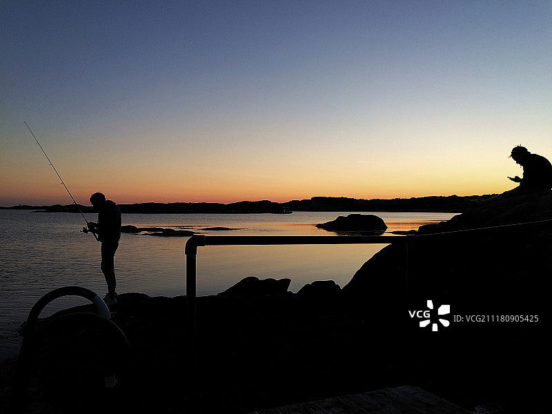 男人在海边钓鱼的剪影图片素材