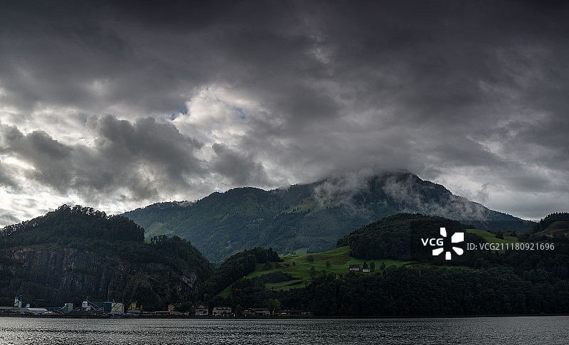 云雾缭绕的山图片素材