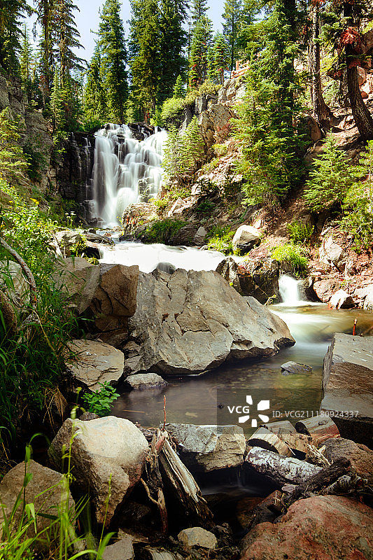 远处的瀑布图片素材