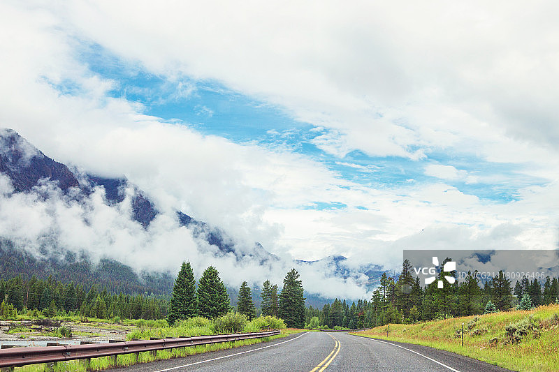 熊牙公路图片素材