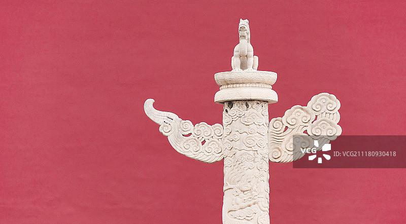 红墙背景的华表图片素材