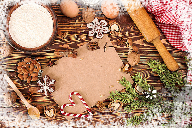 准备圣诞新年糖果配料和节日装饰图片素材