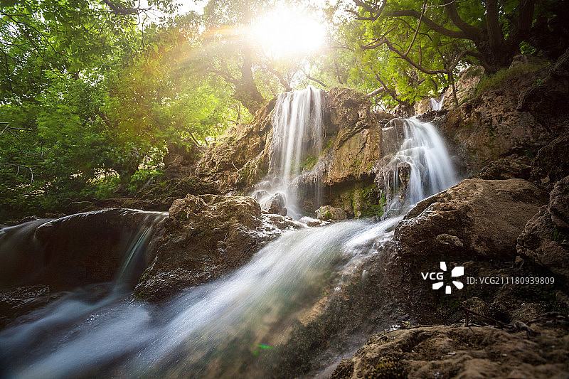 霍拉马巴德县周围瀑布的镜头效果图片素材