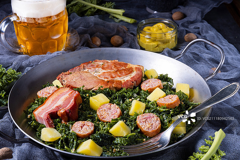 美味的羽衣甘蓝平底锅，配粉色香肠和卡斯勒猪肉图片素材