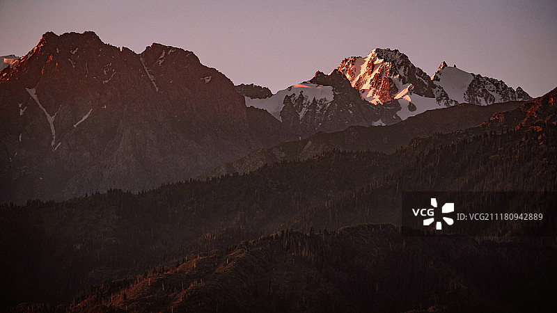 阿拉木图城市雪山景观图片素材