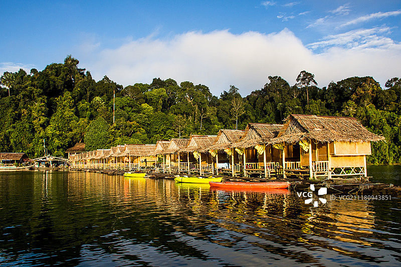 拉差帕拉湖上的小屋图片素材