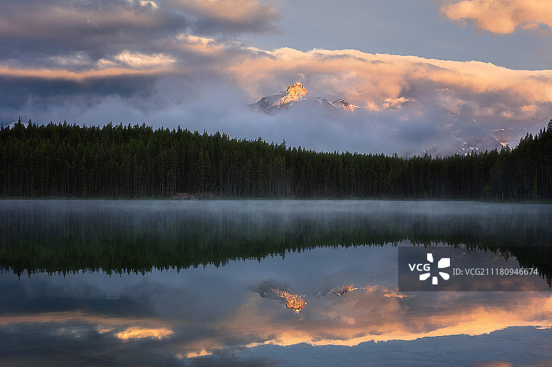 雾蒙蒙的早晨中的戴利山图片素材